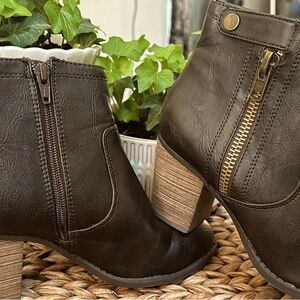 WOMEN’S BOOTIES * SIZE 8M * BRAND NEW * LEATHER * CROWN VINTAGE *